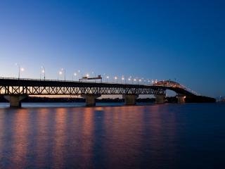 обои Мост с фонарями через реку фото