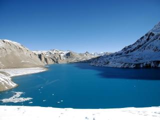 обои Озеро зимой средь гор фото