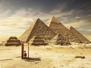 обои Дверь у подножия пирамид фото