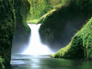 обои Причудливое свечение вспененного водопада фото