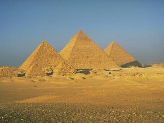 обои Египетские пирамиды под палящими лучами солнца фото
