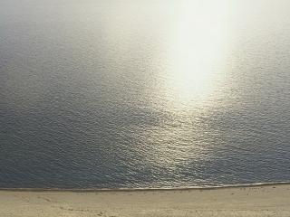 обои Безмятежный песчаный берег на закате фото