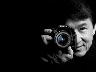 обои Jackie Chan с фотоаппаратом фото