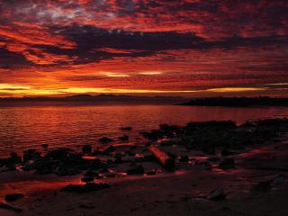 обои Очаровательный закат на каменистом побережье фото