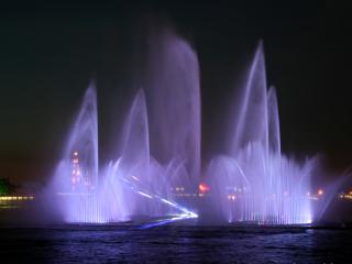 обои Плавучий цветной фонтан в Петербурге фото