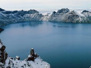 обои Озеро,   окаймленное заснеженными горами фото