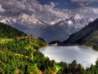 обои Озеро перед величественными горами фото