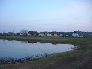 обои Латвийский городок Саласпилс,  небольшой пруд весной фото