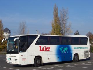 обои Туристический автобус на стоянке фото