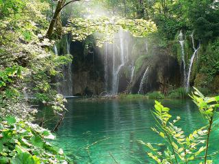 обои Небольшой водопад и зеленое озеро фото