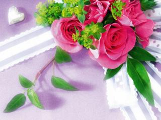 обои Розовые розы на фиолетовой скатерти фото