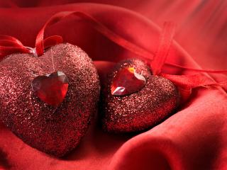 обои Два блестящих сердца с камнями изумрудами и лентами фото