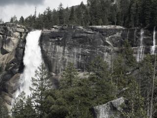 обои Водопад падает с крутой скалы фото