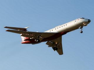 обои Бронзовый Ту-134А парит в небе фото