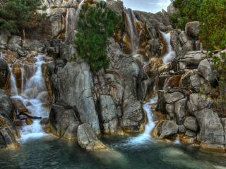 обои Каменные скалы с водопадами фото