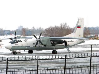 обои АН-24 на заснеженном городском аэродроме фото