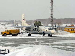 обои АН-24РВ в момент заправки на полосе фото