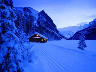 обои Зимний домик в горах,   поздним вечером фото