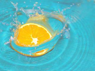 обои Сочный апельсин принимает ванну фото