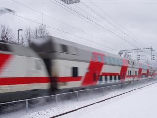 обои Красно-белый поезд на полной скорости фото
