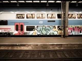 обои Разрисованный поезд метро фото