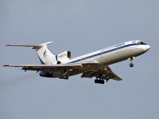 обои Ту-154 с выпущенными шасси в сером небе фото