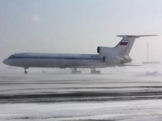 обои Ту-154 на фоне снежной бури фото