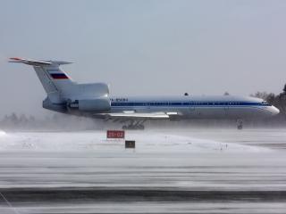 обои Ту-154К на зимнем аэродроме