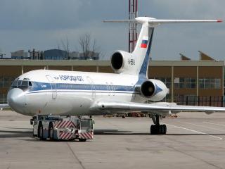 обои Ту-154 проходит техобслуживание фото
