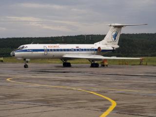 обои Ту-134А на взлетно-посадочной полосе фото