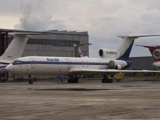 обои Ту-154 возле здания аэропорта фото