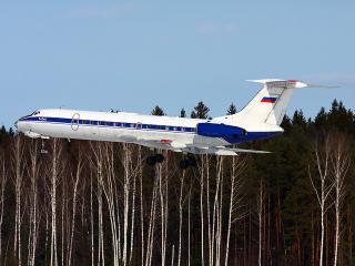 обои Ту-154 поднимается над верхушками деревьев фото