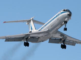 обои для рабочего стола: Ту-134 в небе отливает серебром