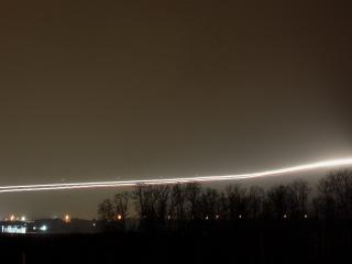 обои Яркий след самолета в ночном небе фото