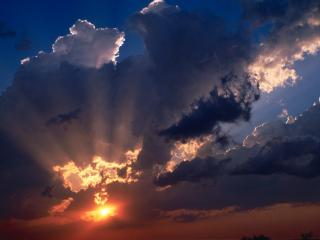 обои Красивый закат пробивается сквозь облака фото