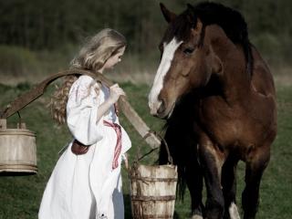 обои Девушка с коромыслом с конем фото