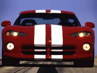 обои Красный автомобиль с двойной белой полосой посредине фото