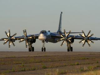 обои Самолет с четырьмя двигателями стоит на взлетной полосе фото