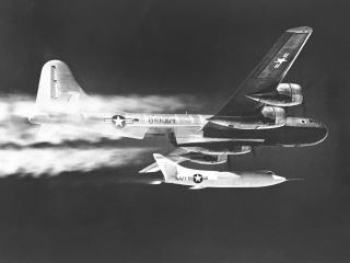 обои Дымящийся самолет на черном фоне фото