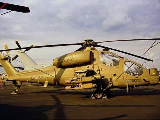 обои Военный вертолет песчанной раскраски фото