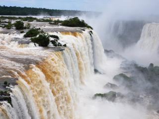 обои Огромный водопад с брызгами фото