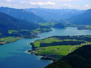 обои Очень красивое озеро с зелеными берегами фото