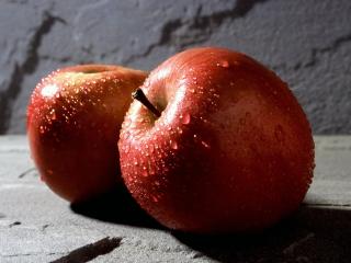 обои Спелые яблочки в капельках фото