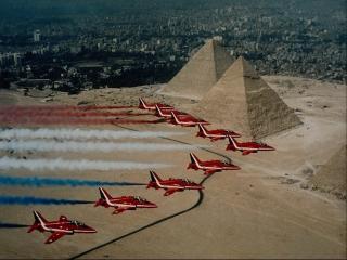 обои Красные самолеты формируют цвета флага в воздухе фото