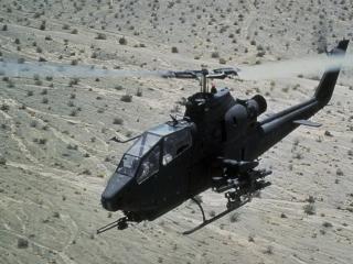 обои Черный вертолет над песчаной степью фото