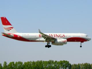 обои Красно-белый пассажирский самолет Ту-204 фото