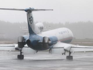 обои Самолет в густом сыром тумане фото