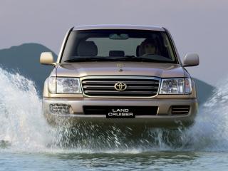 обои Toyota land cruiser в воде,   брызги фото