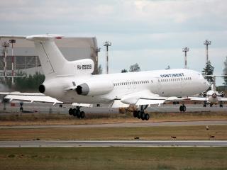 обои Белый Ту-154М отрывается от взлетной полосы фото