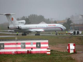 обои Самолет на обслуживании дождливым днем фото